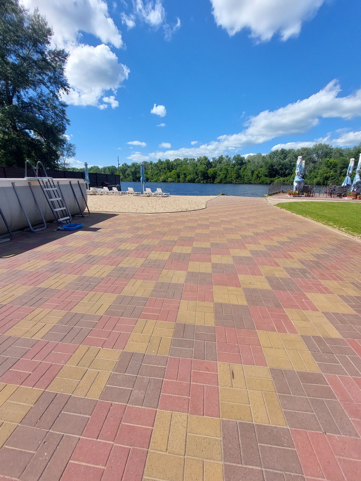 Оренда будинку в оточенні лісу на березі річки. Пляж, бассейн