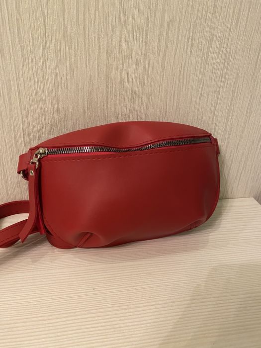 Красная сумка-бананка