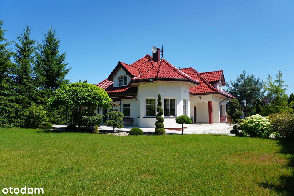 Dom jednorodzinny z ogrodem zimowym, spokojna okolica blisko szkoły.