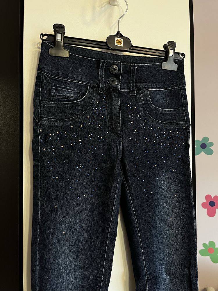 spodnie obcisle z cekinami kamieniami jeansy rurki skinny wysoki stan