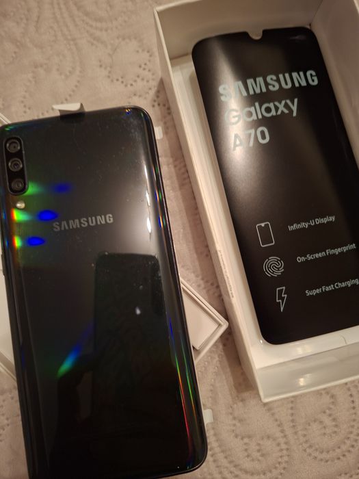 Samsung A70 com 25 capas de protecção