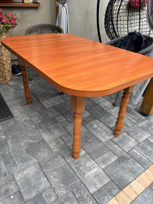 Stół owalny rozsówany .