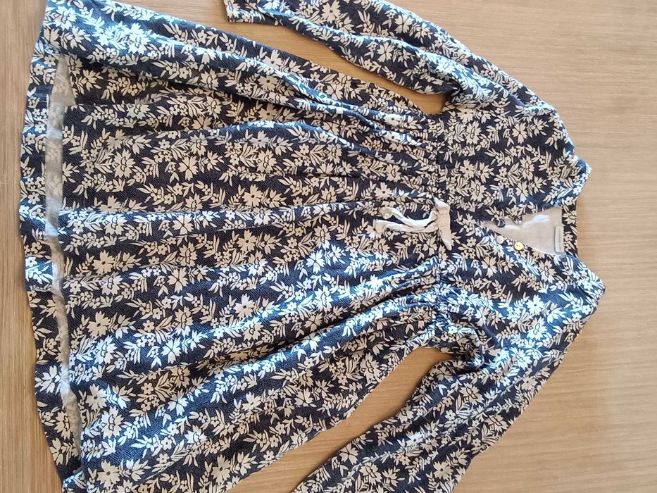Vestido azul com flores brancas  Lanidor