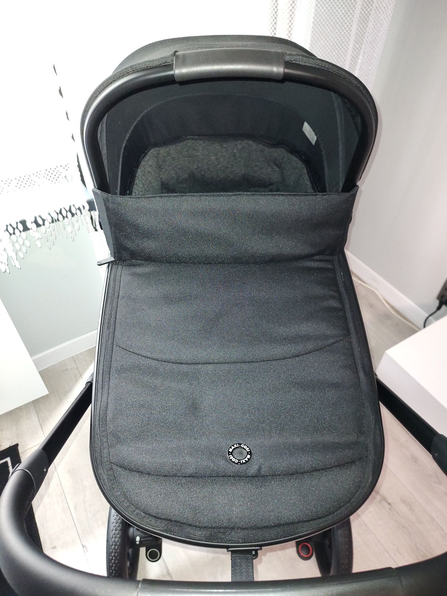 Wózek spacerowy Maxi Cosi Lila Xp + gondola Oria XXL Essential Black