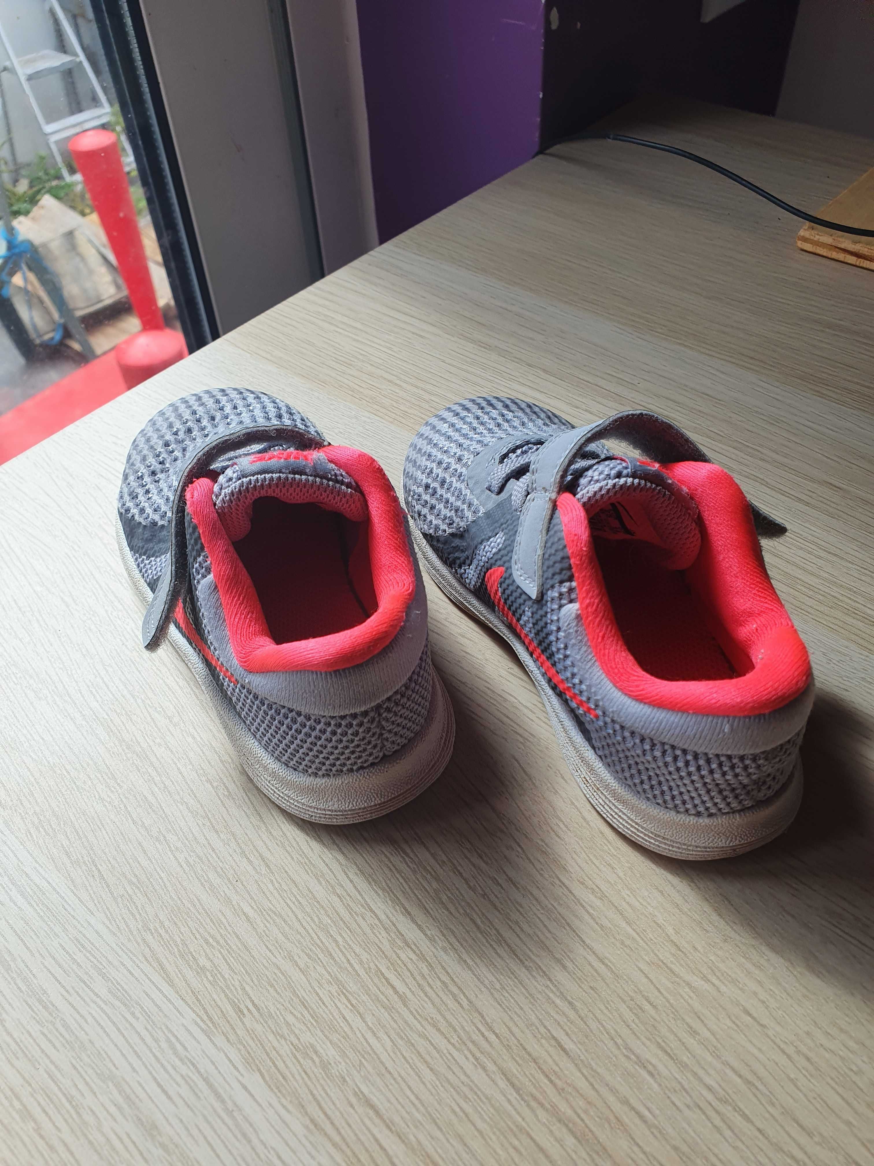 Sapatilhas/ Ténis Nike Revolution 4 GS, tamanho 25 infantil
