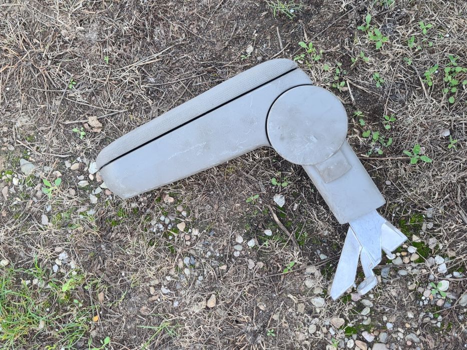 PODŁOKIETNIK ŚRODKOWY +łapa jasny szary siwy VW Golf IV 4 Bora 2002r