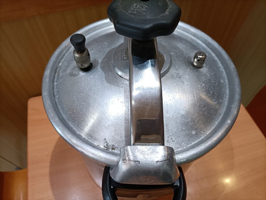 Panela de pressão Celar. 12 litros.