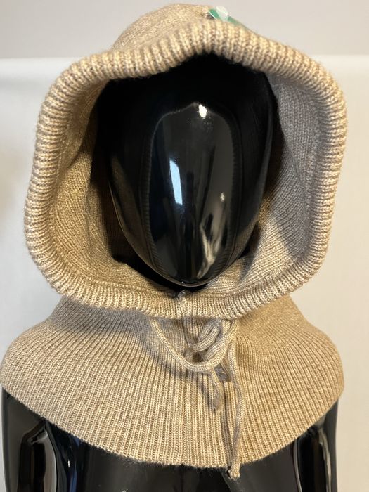 Bezowy dzianiniowy komin z kapturem balaclava