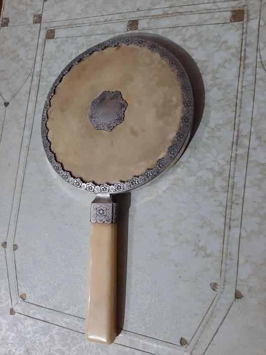 Espelho de pé em prata e osso