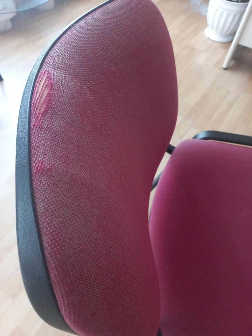 Cadeira almofadada vermelha