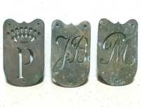 Antigas placas estênceis em bronze com monogramas do Sec. XIX