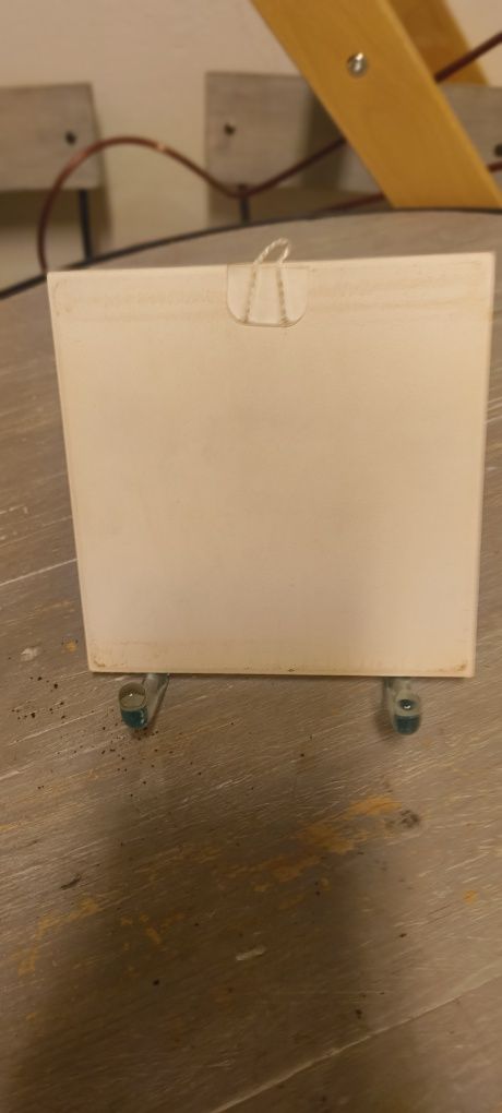 Zabytkowa płytka z wiatrakiem