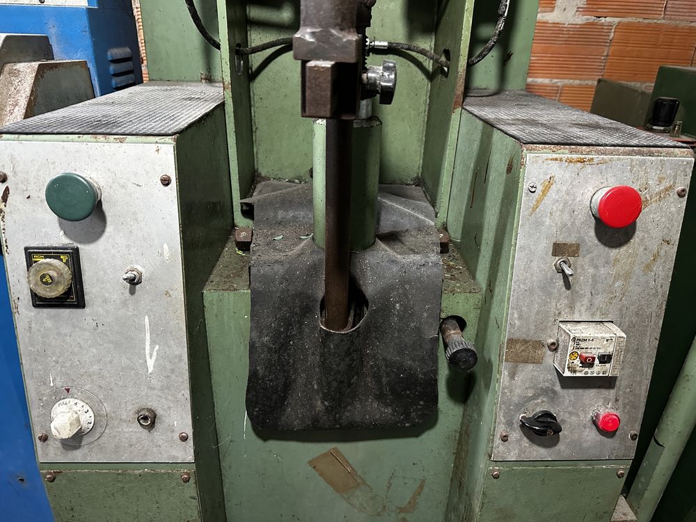 Maquina de fechar calquenheiras