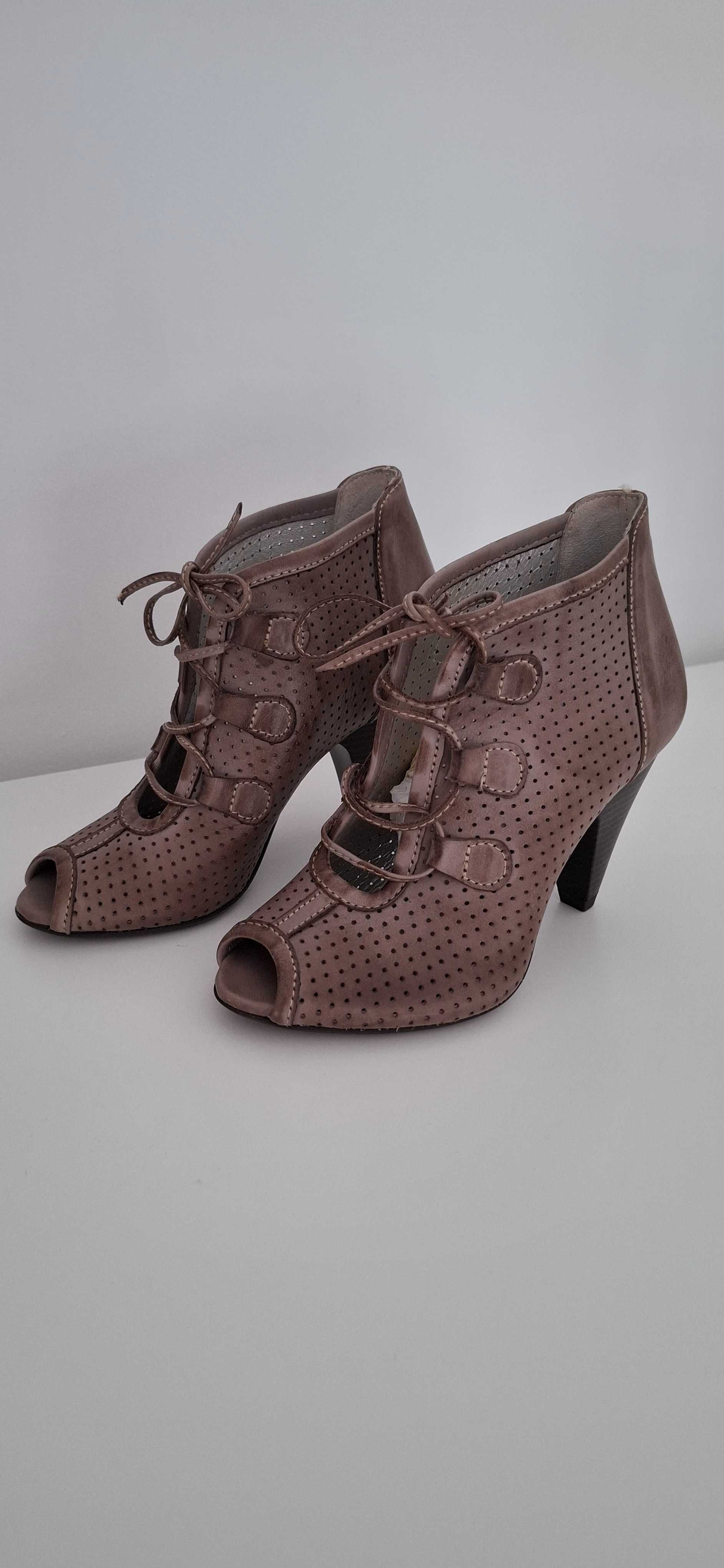 Botins 34 em pele