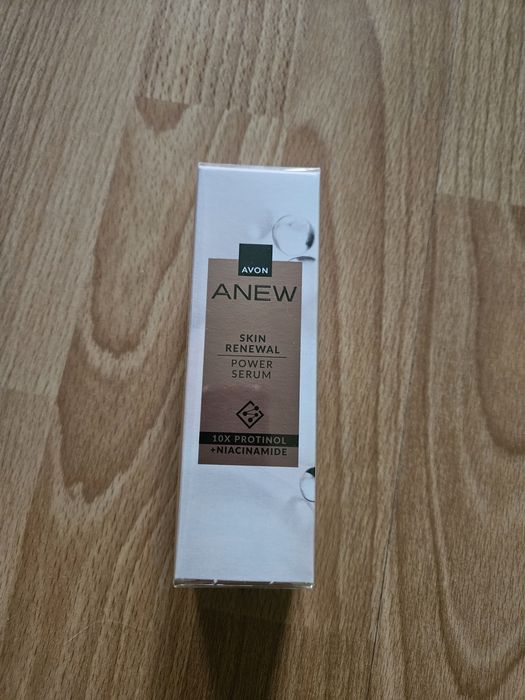 Odmładzająco-wzmacniające serum z Protinolem Anew