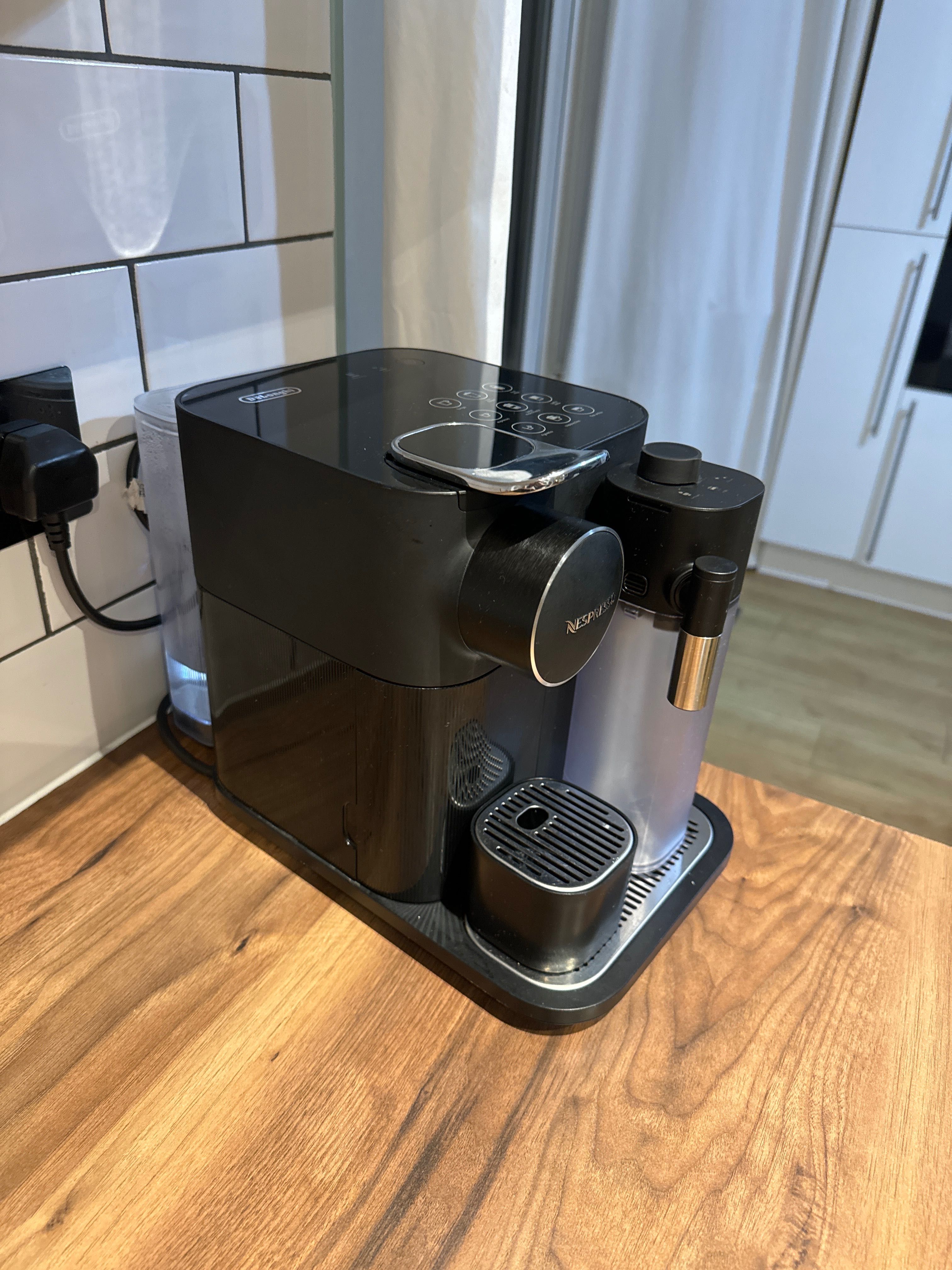 Кавова машина Nespresso Delonghi EN650