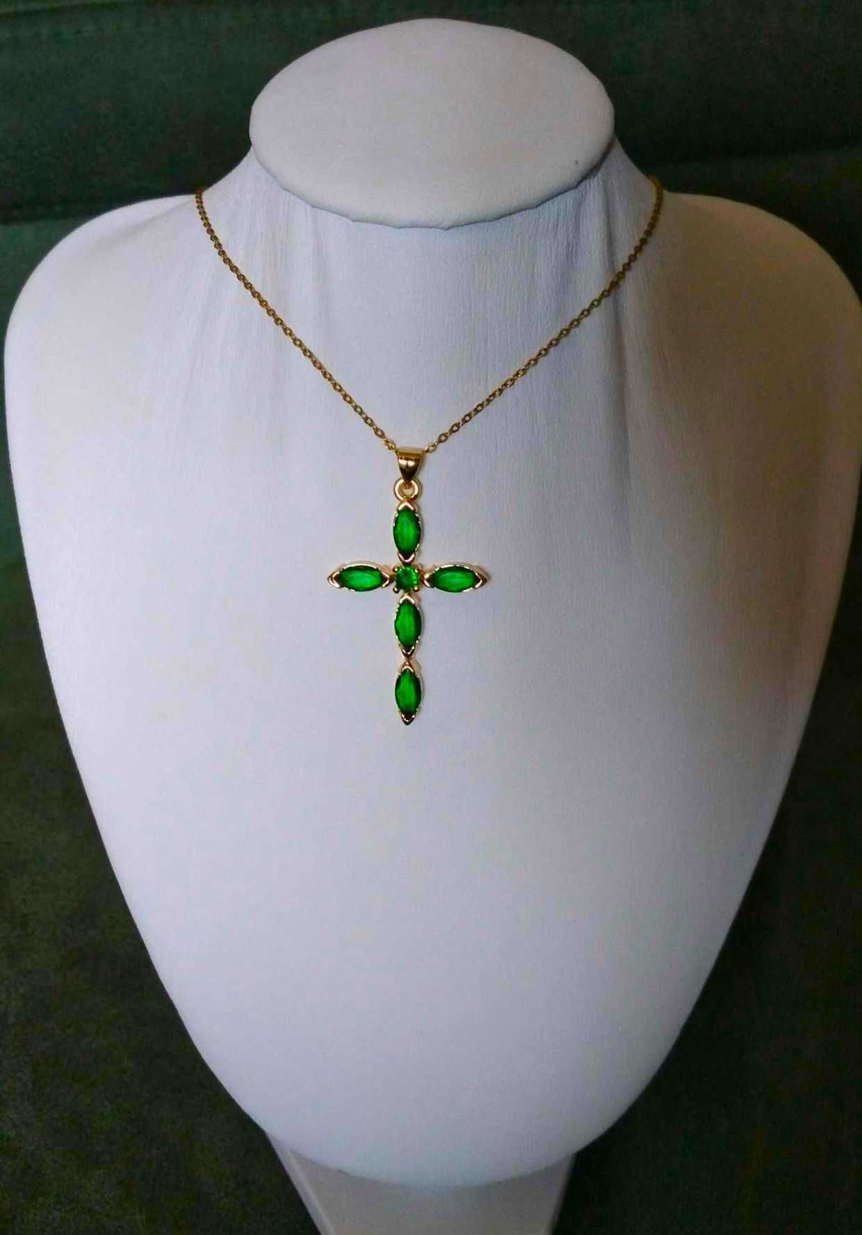 Colar Aço Dourado c/ Cruz de Pedras Verdes NOVO