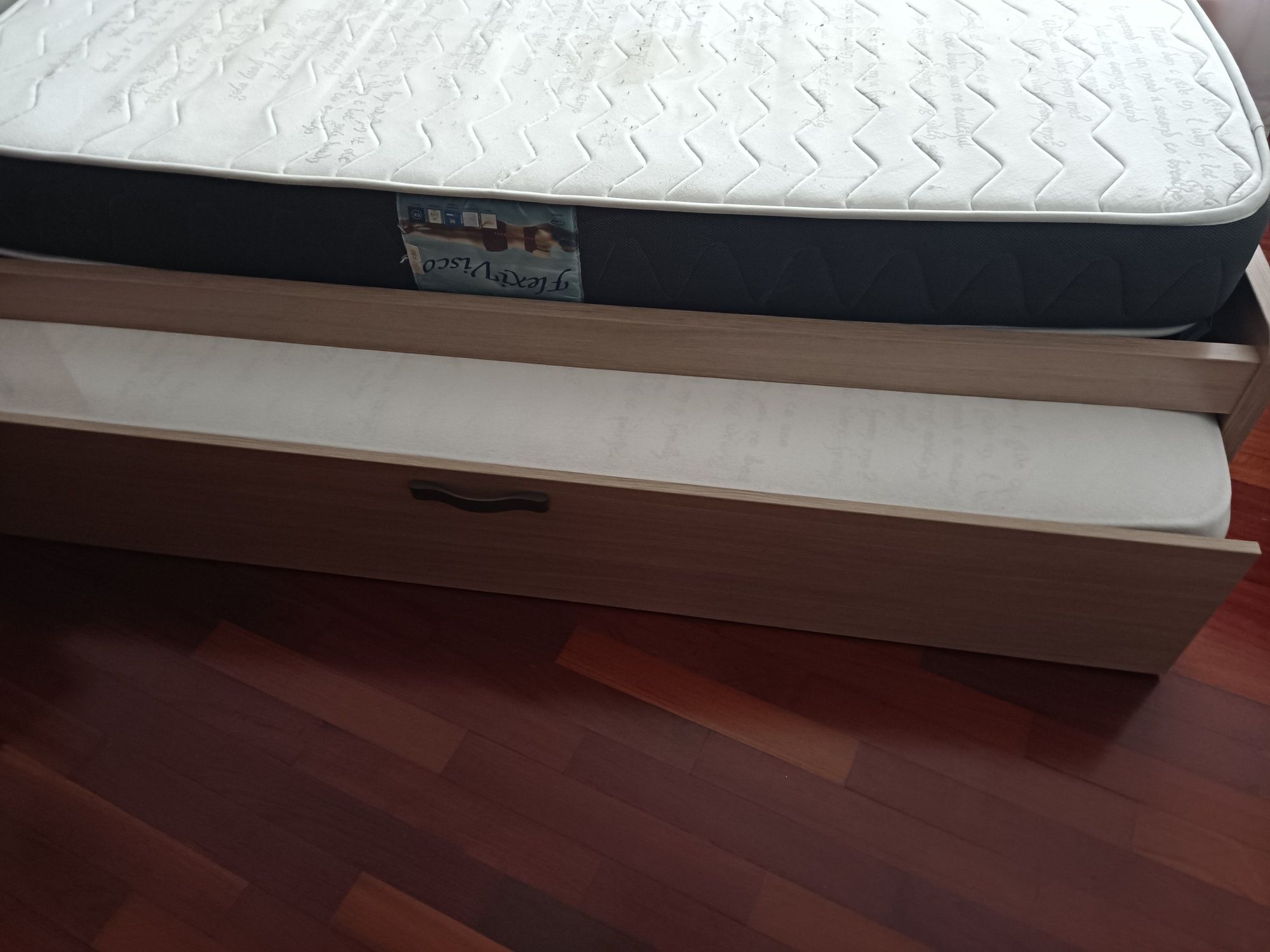 Cama dupla de solteiro