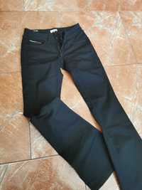 czarne spodnie jeansowe