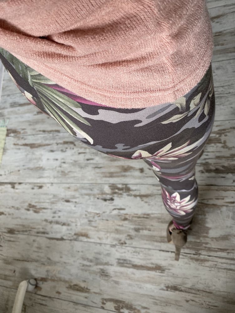Calzedonia leginsy obcisłe moro kwiaty khaki lilia magnolia
