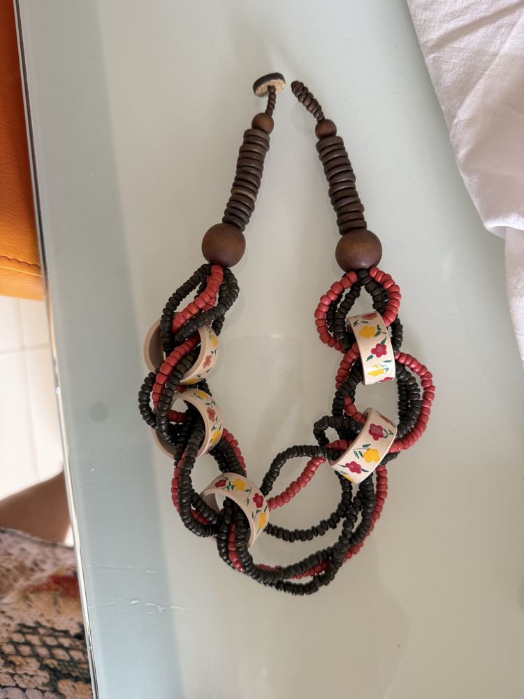 Colar com argolas e fecho com botao em couro