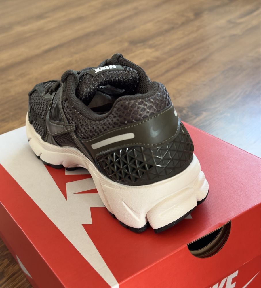Кросівки W Nike ZOOM VOMERO 5