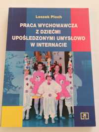 Książka Praca wychowawcza z dziećmi upośledzonymi umysłowo w internaci