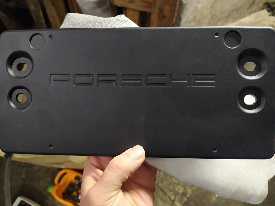 Подіум, підставка номерного знаку Porsche Cayenne