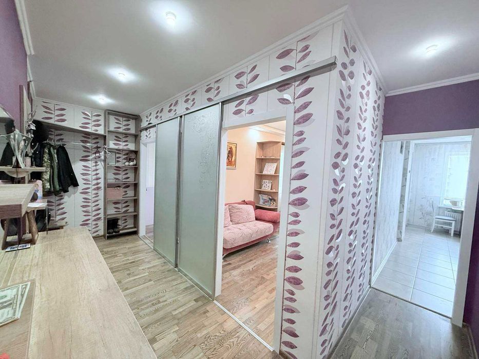 Продам 2 комнатную квартиру с кладовкой в Радужном