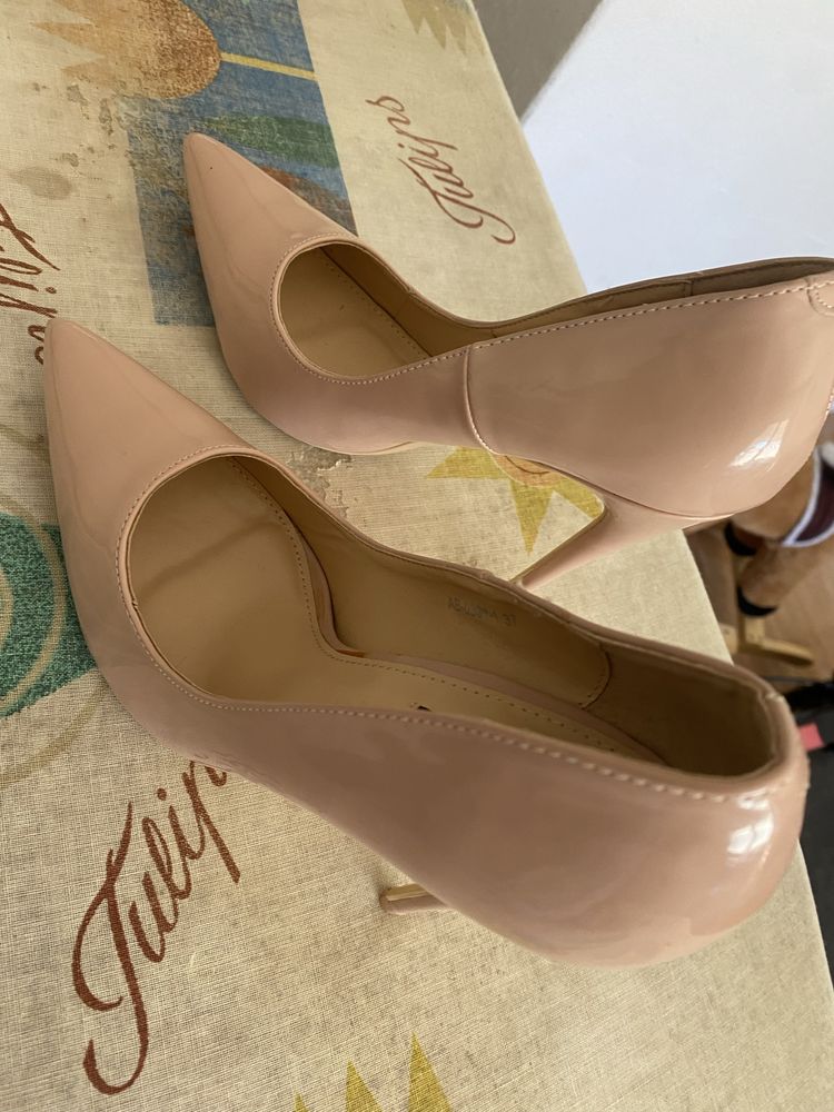 Sapatos novos de salto