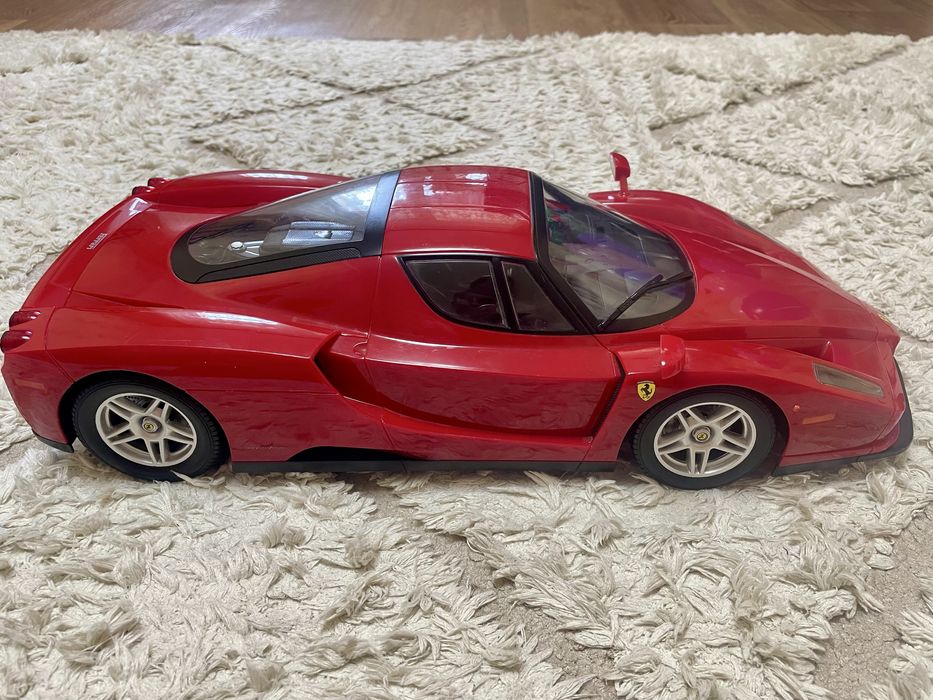 Машинка на радіоуправлінні Ferrari