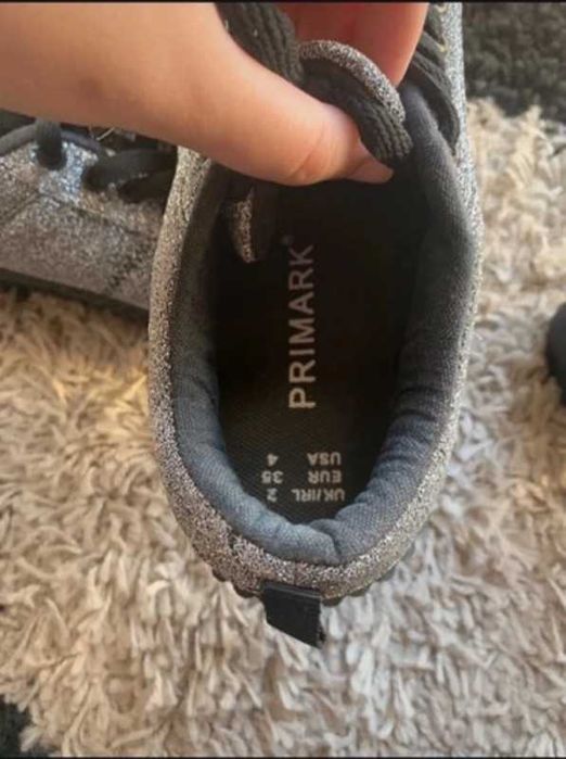 Sapatilhas pretas brilhantes