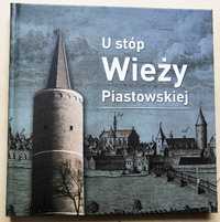 U stóp Wieży Piastowskiej