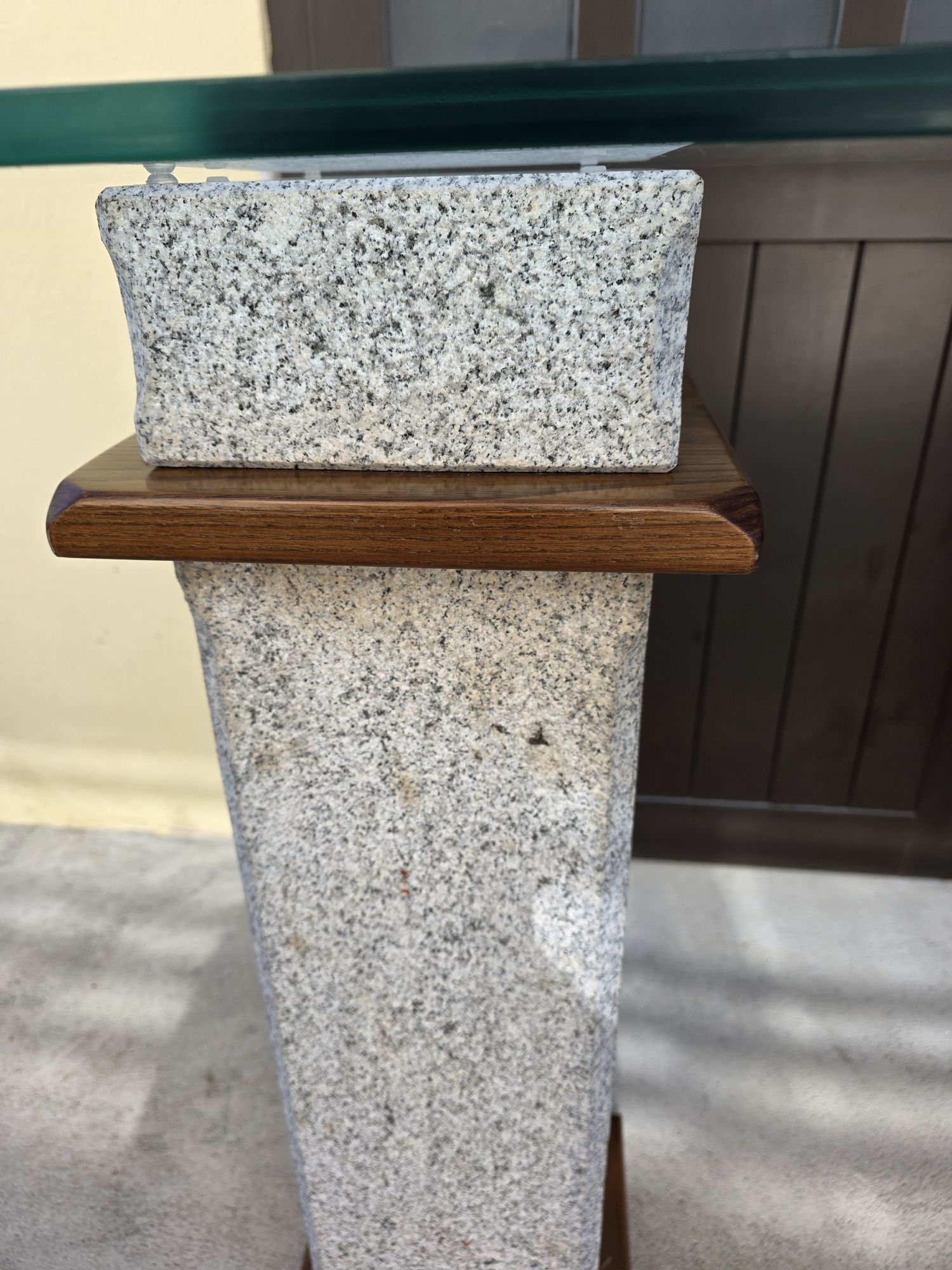 Mesa de entrada tampo de vidro com pernas de pedra
