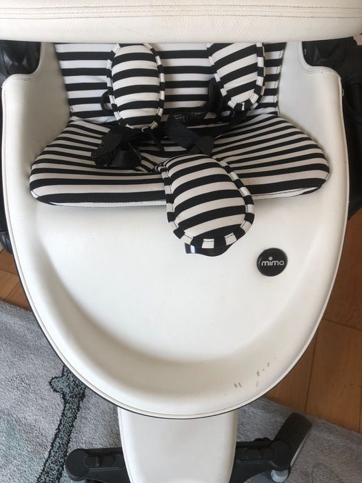Carrinho bebe Mima Xari branco com riscas