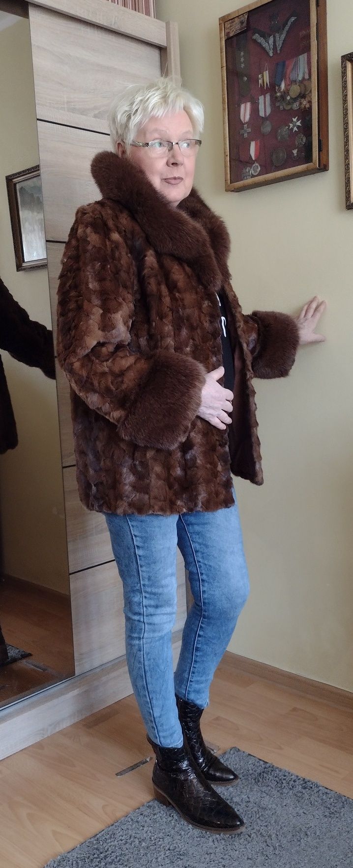 Piękna Norka obszyta gęstym lisem i obszyte rękawy .
