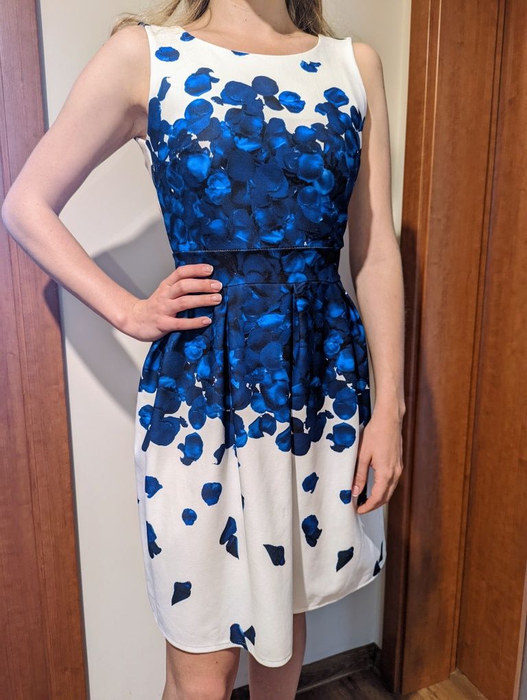Sukienka kobieca w niebieskie pałatki róży