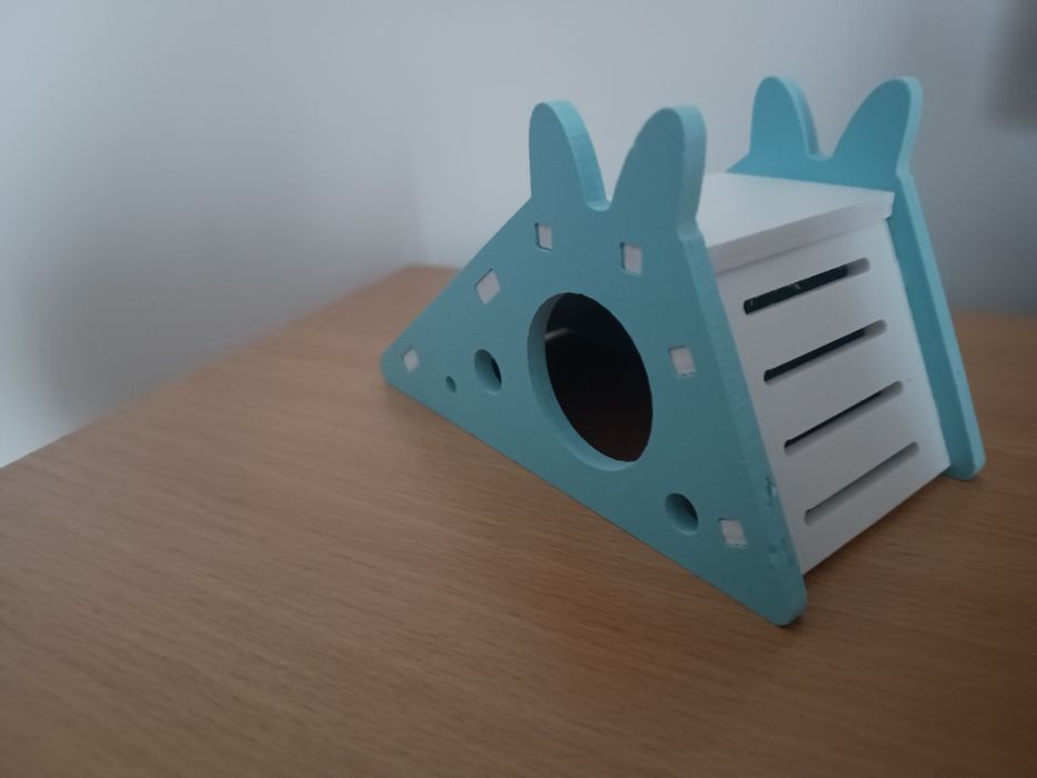 Domek dla chomika dżungarskiego że zjeżdżalnią