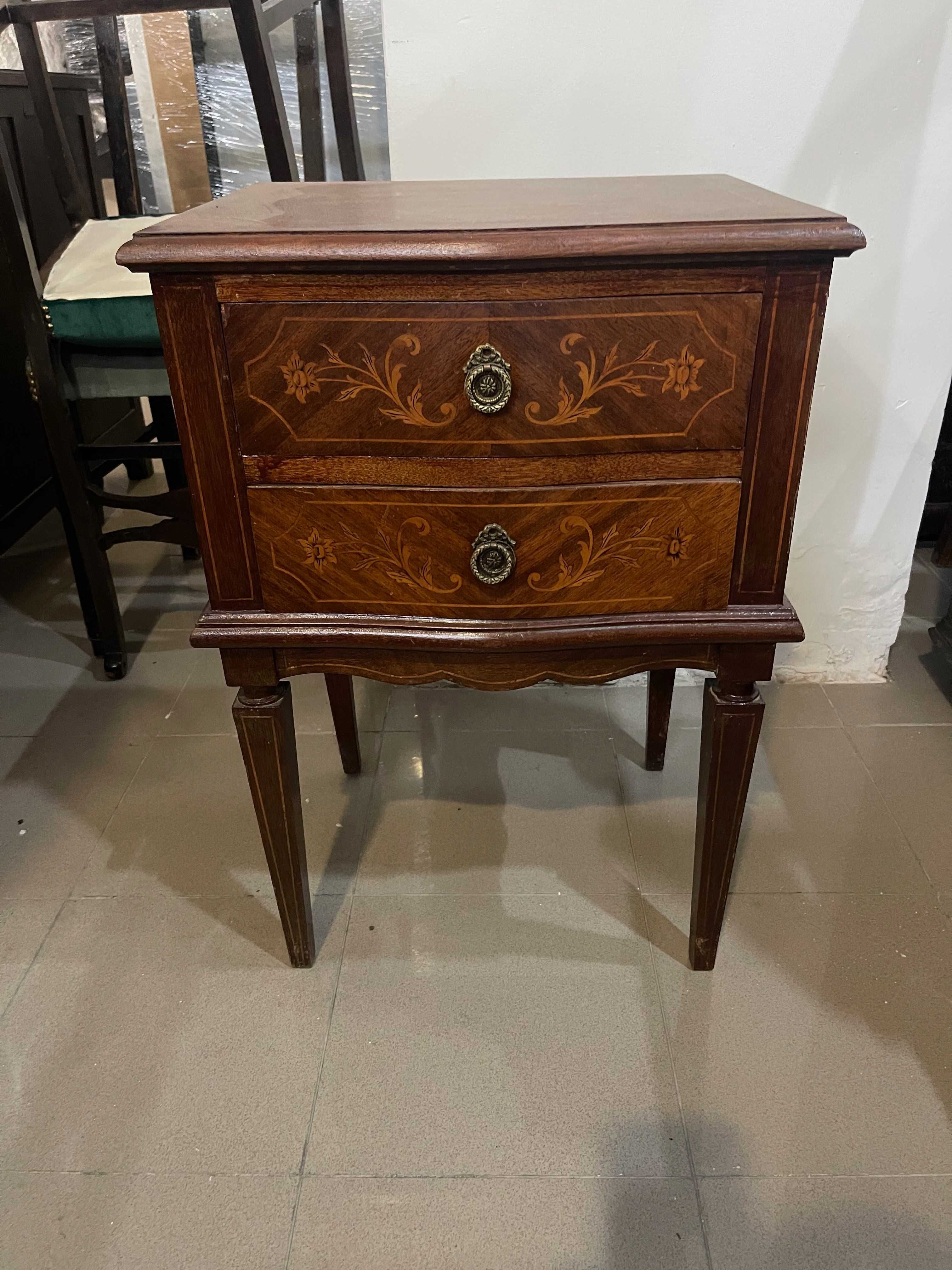 Mesinha de cabeceira vintage de madeira maciça em ótimo estado