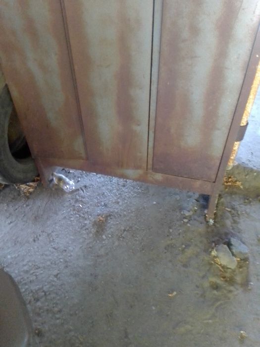 Шкаф металческий для автостоянки или офиса . Требует покраски .