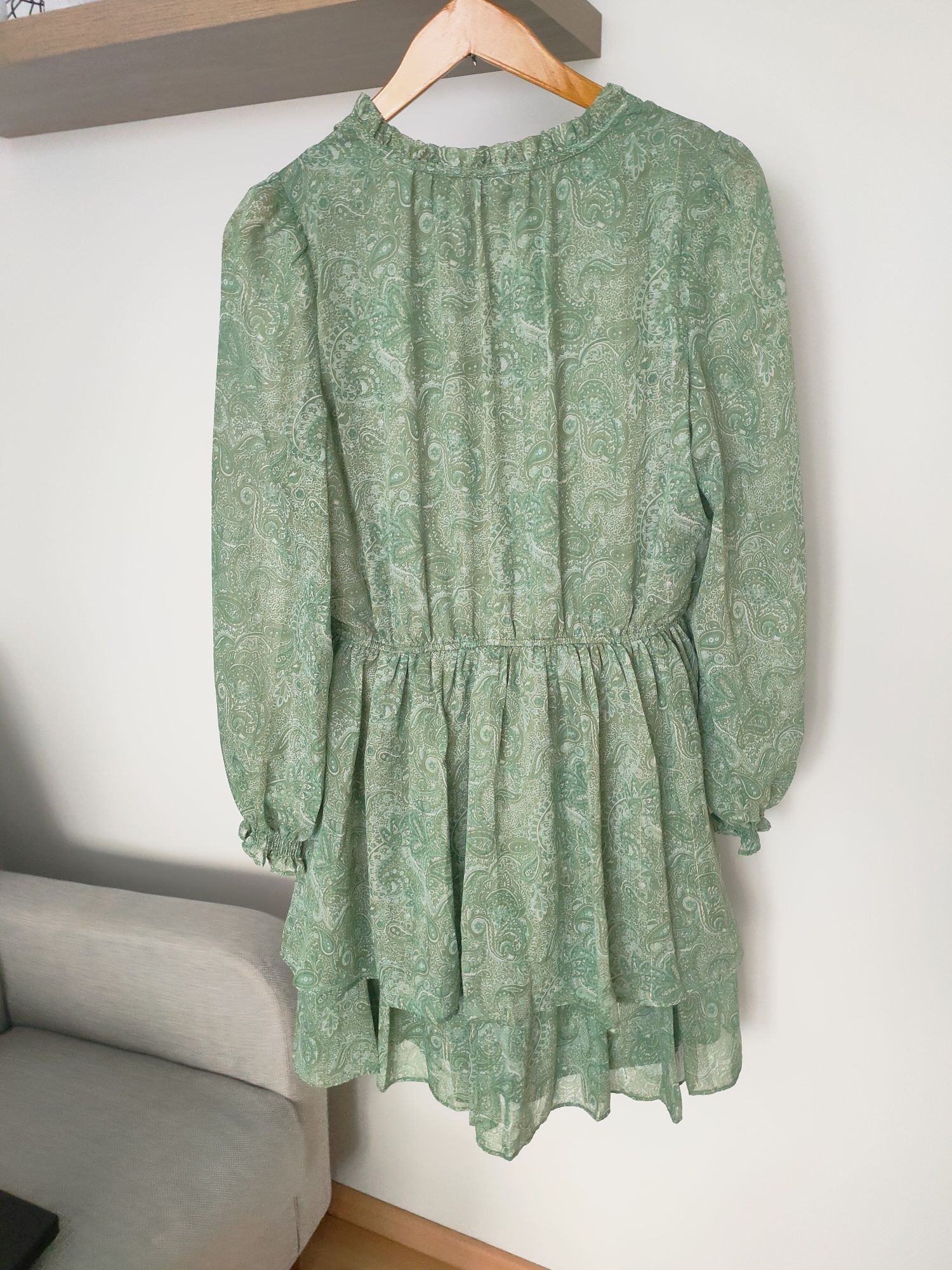 Nowa sukienka zielona taliowana