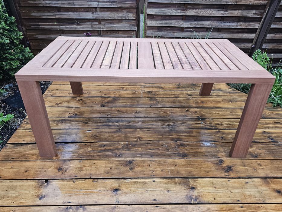Stół tarasowy z drewna Sapeli
