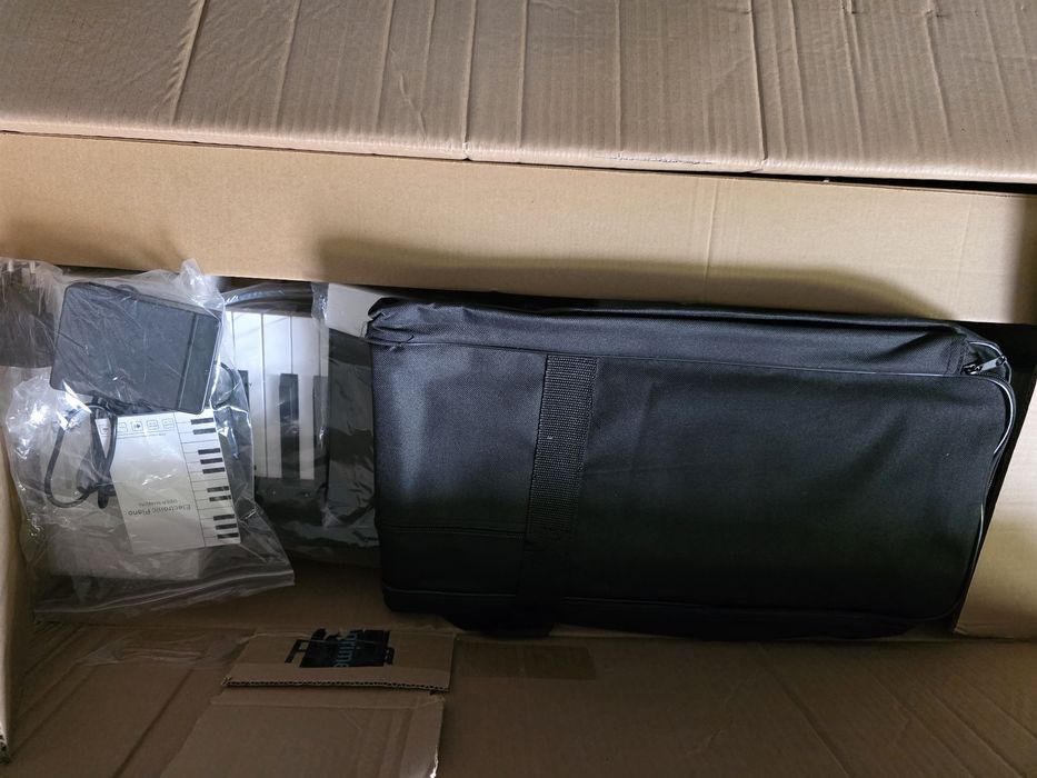 OYAYO 61-klawiszowe pianino z półważonymi klawiszami i stojakiem