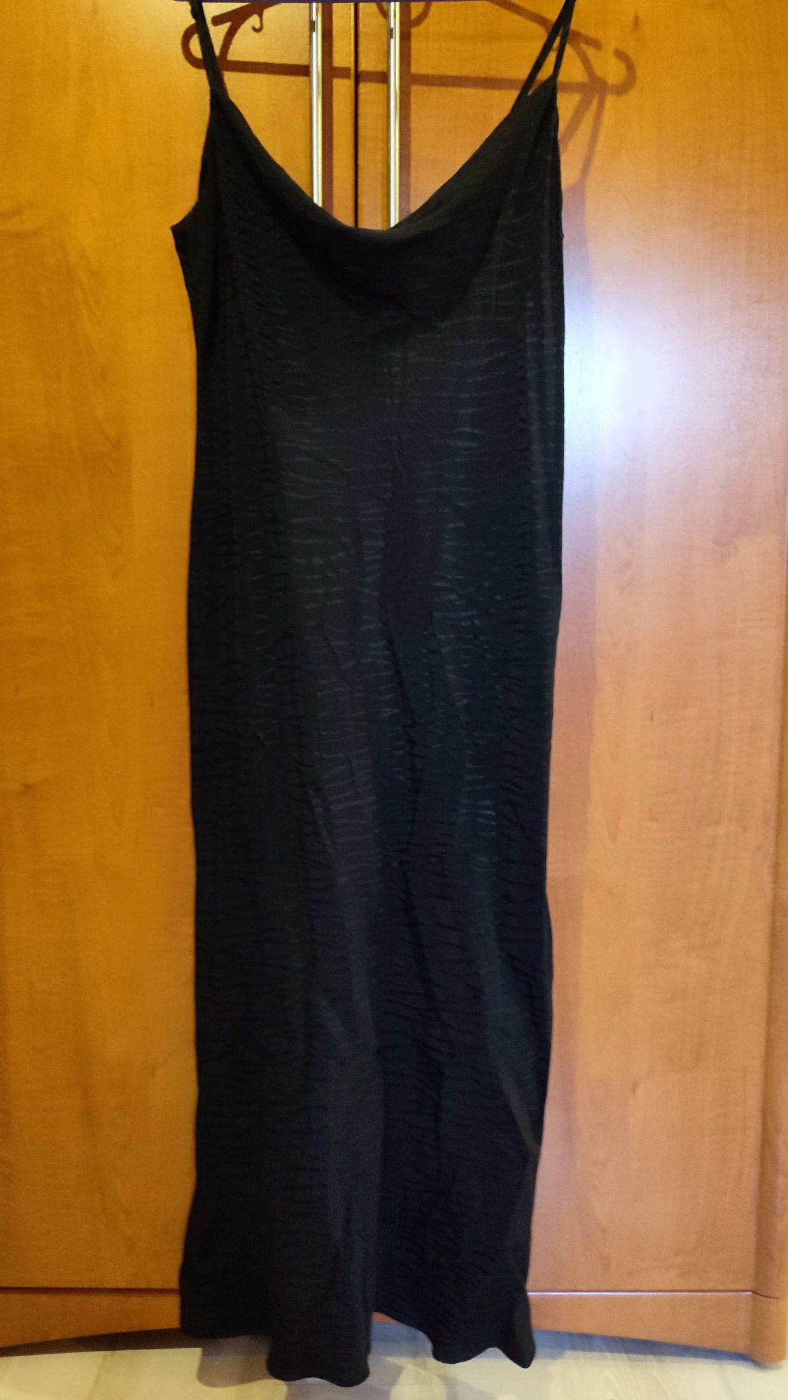 Czarna sukienka maxi długa na ramiączkach Diverse 
Długość 130 cm
Szer