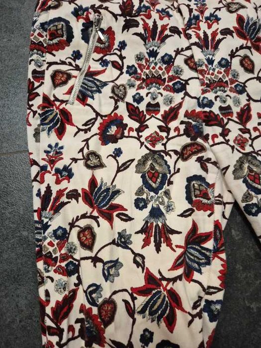 Białe wzorzyste spodnie Zara