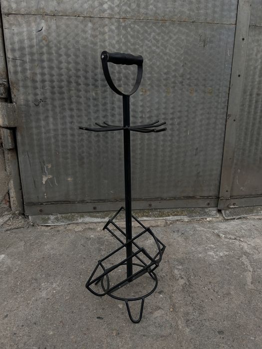 Stojak na wino i kieliszki metalowy