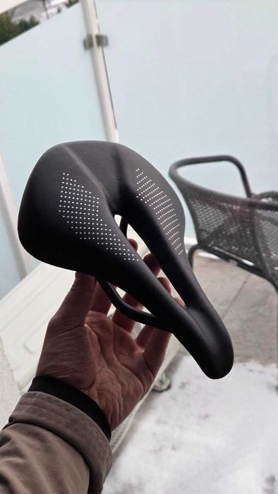 Siodełko karbonowe 240x143mm 120g