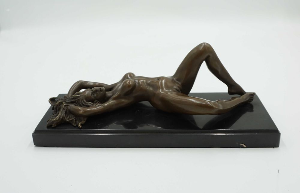 AKT nagiej kobiety-figura z brązu-naga leżąca kobieta
