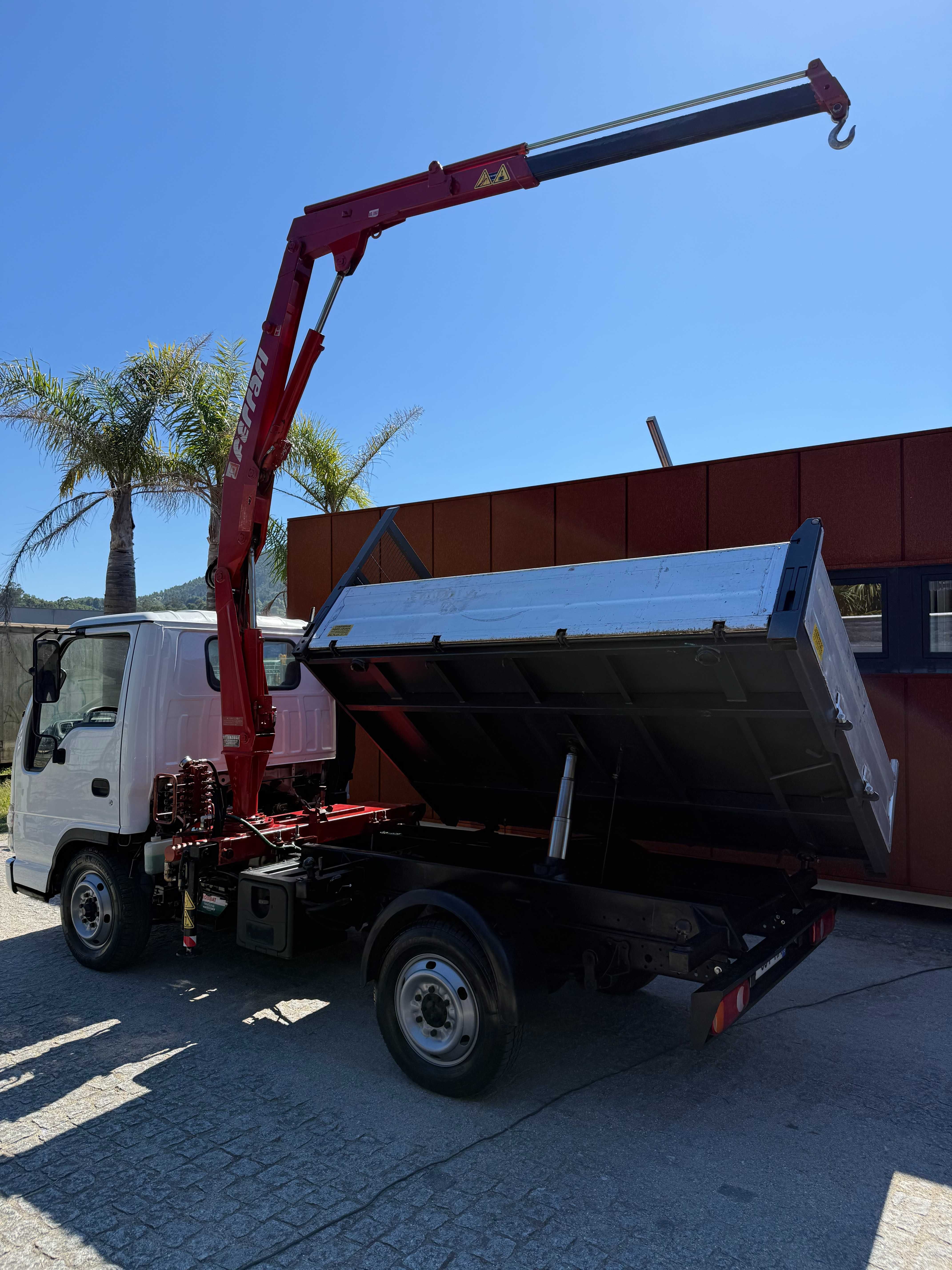 Carrinha Isuzu tribasculante com grua