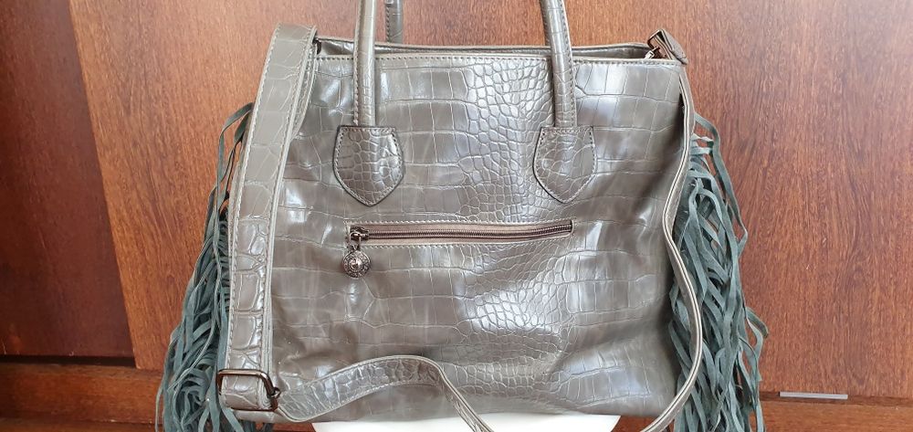 Carteira Nova cinzenta.